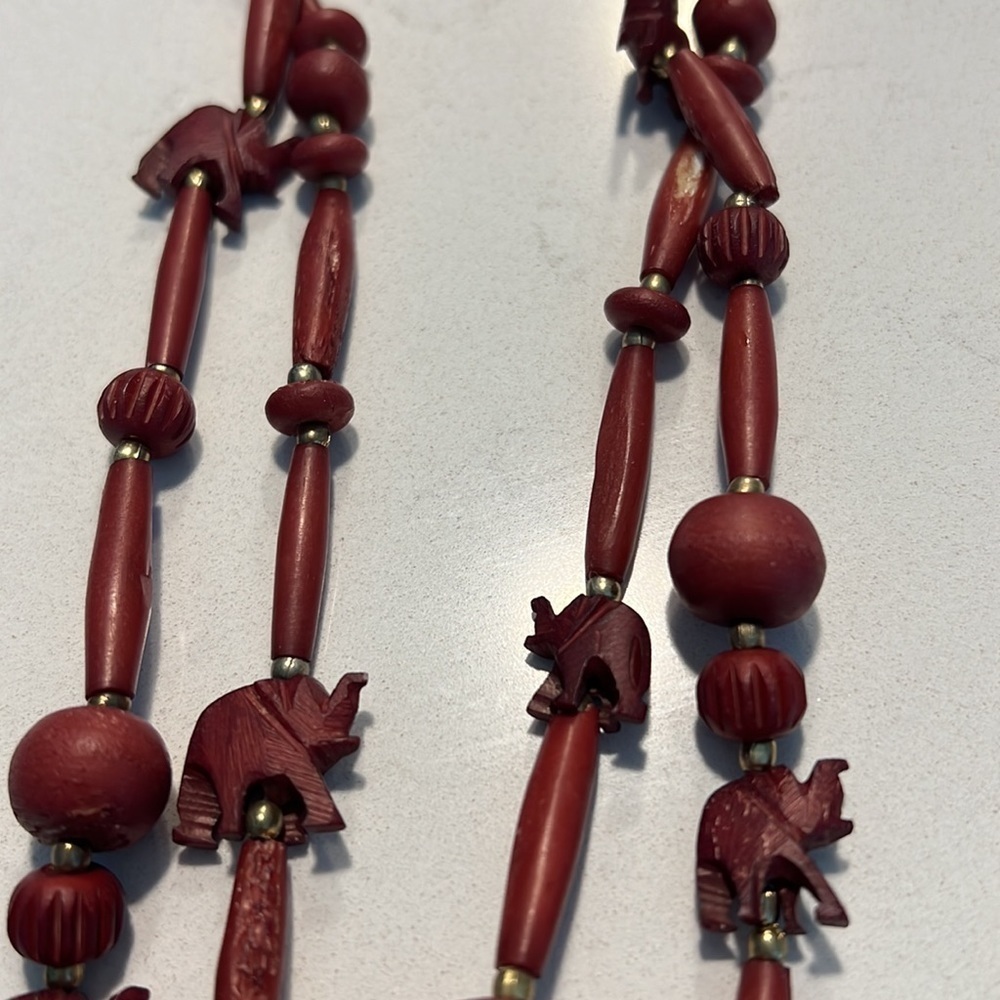 Red wood elephant necklace - Picture 3 of 6